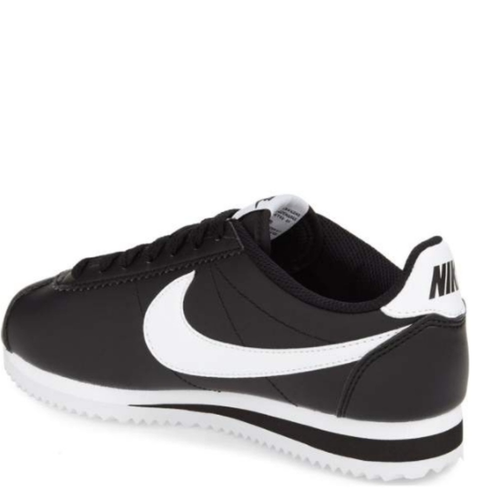 Tennis shoes